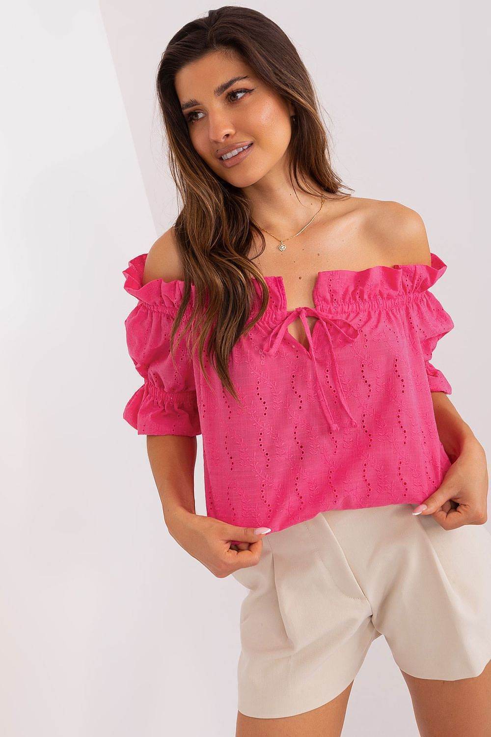 BellaLuz – Sommerbluse mit spanischem Ausschnitt & Häkelmuster - Stay Covered