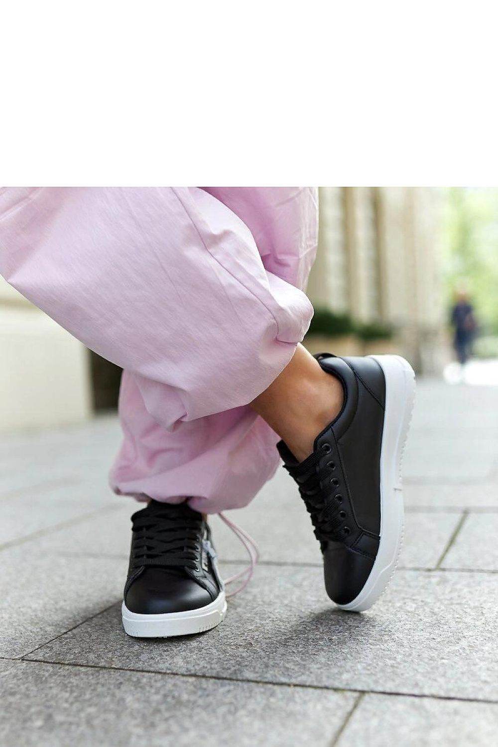 Sneakers Model 207295 Solea - Stay Covered