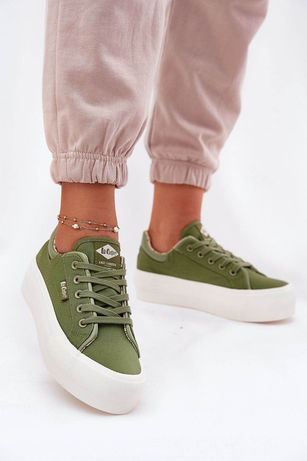 Sneakers Model 212618 Step in style - Stay Covered