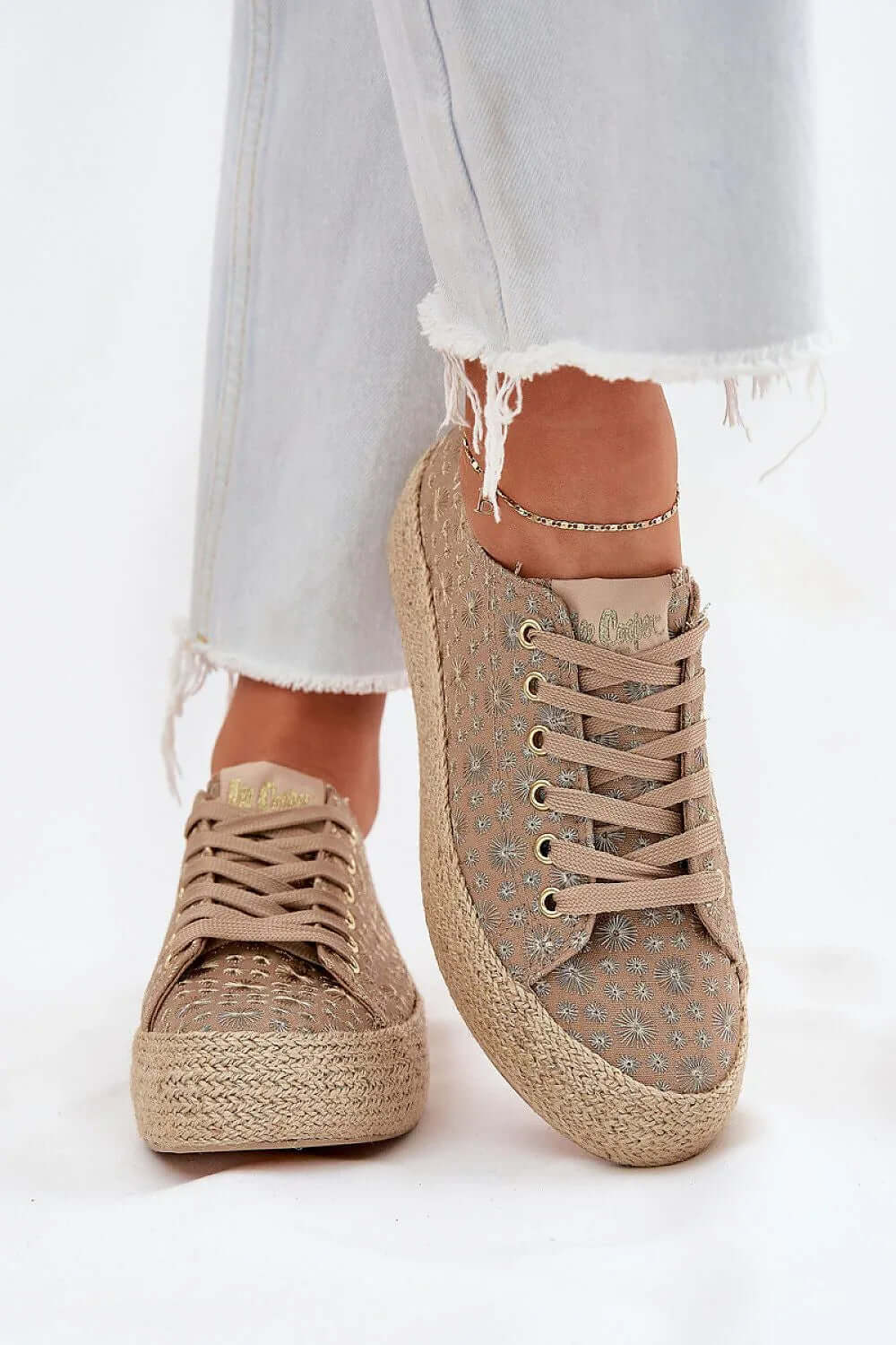 Sneakers Model 212620 Step in style - Stay Covered