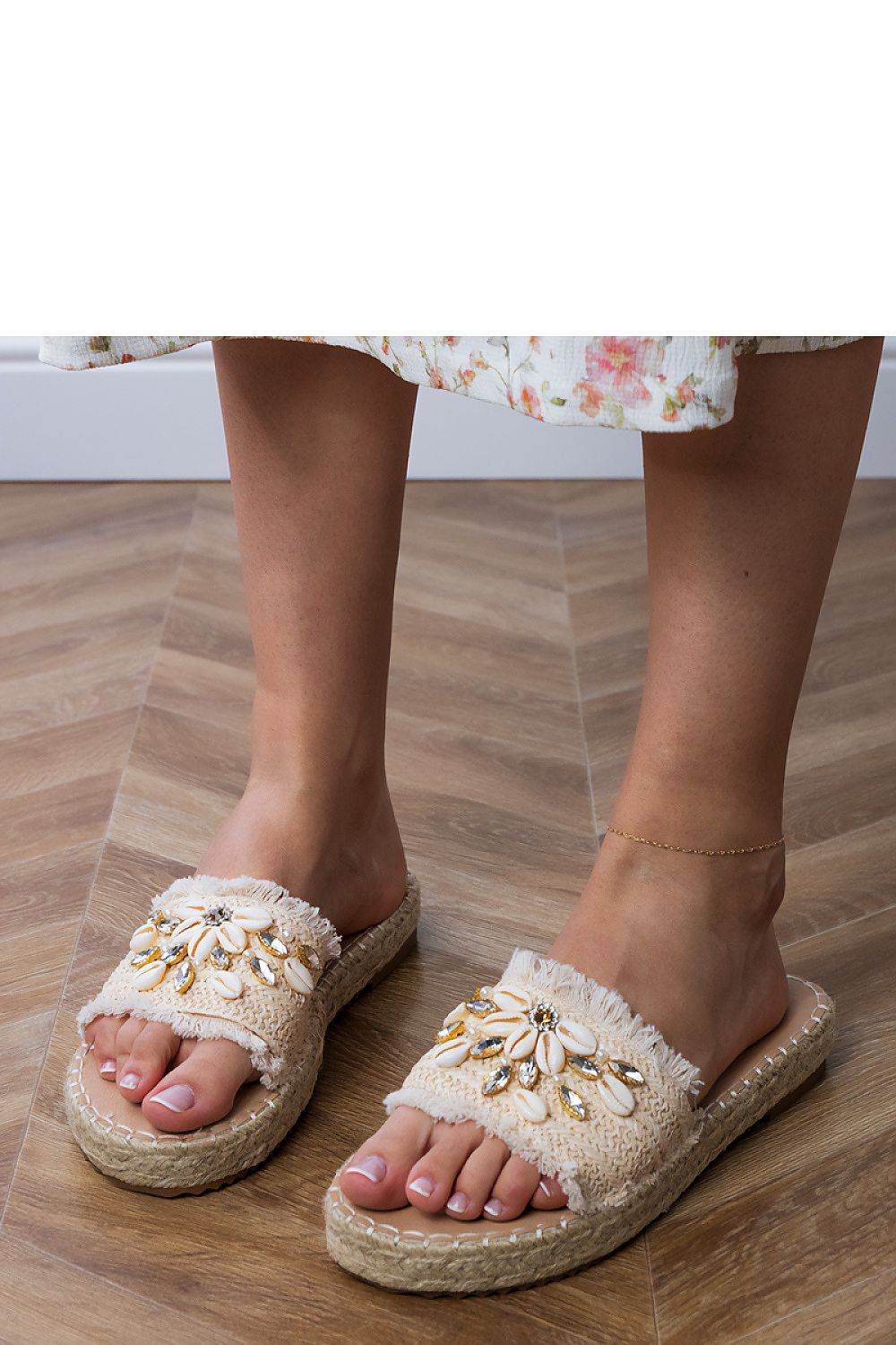 Coastal Vibes – Sommerpantoletten mit Muscheldeko - Stay Covered