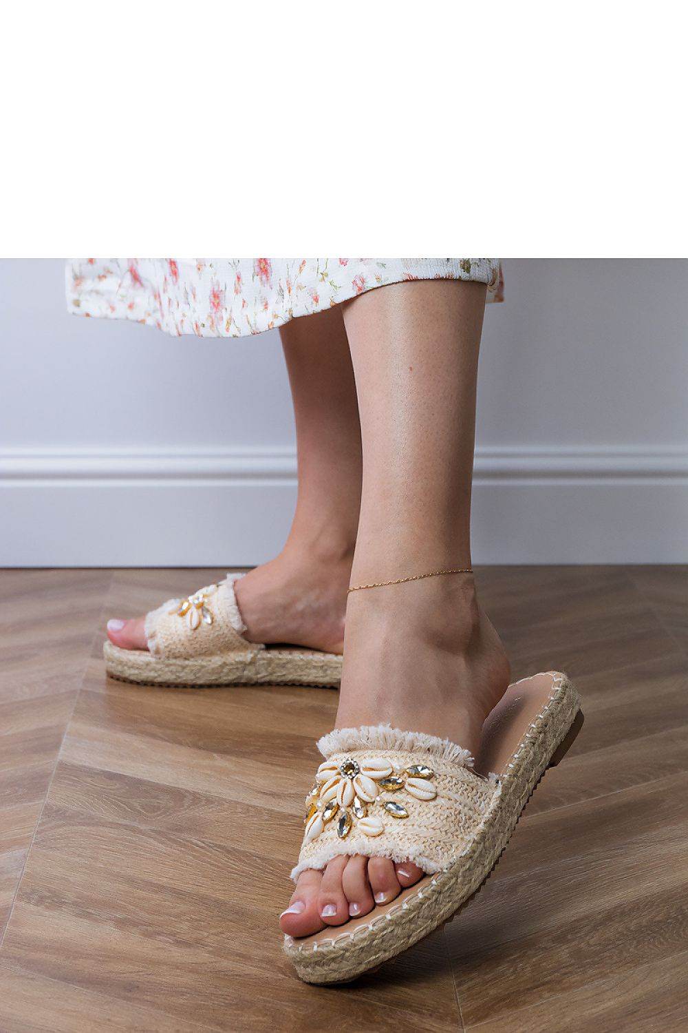 Coastal Vibes – Sommerpantoletten mit Muscheldeko - Stay Covered