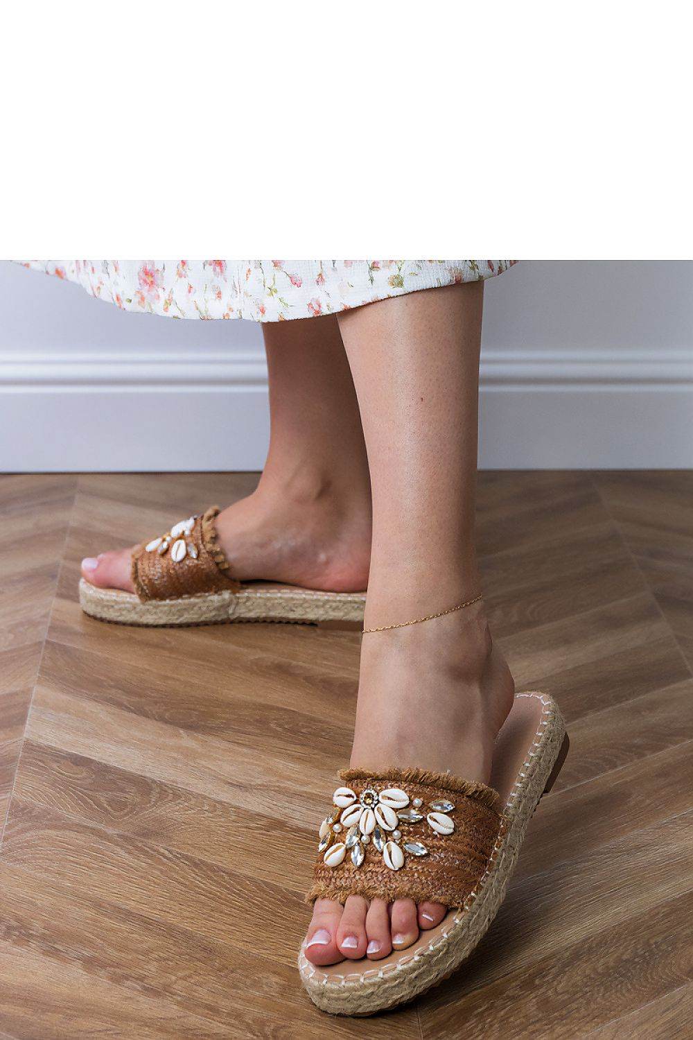 Coastal Vibes – Sommerpantoletten mit Muscheldeko - Stay Covered