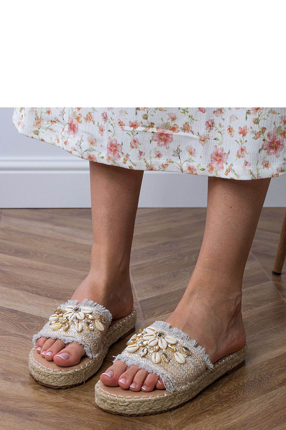 Coastal Vibes – Sommerpantoletten mit Muscheldeko - Stay Covered